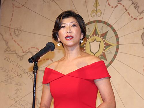 あいさつする佐藤知己社長